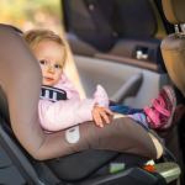 A feledékeny szülőket figyelmezteti az okosgyerekülés