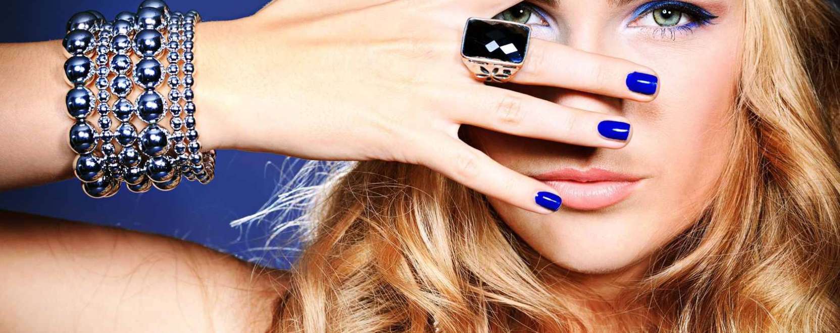 St&iacute;lusos &eacute;s okos kark&ouml;tő Jap&aacute;nb&oacute;l