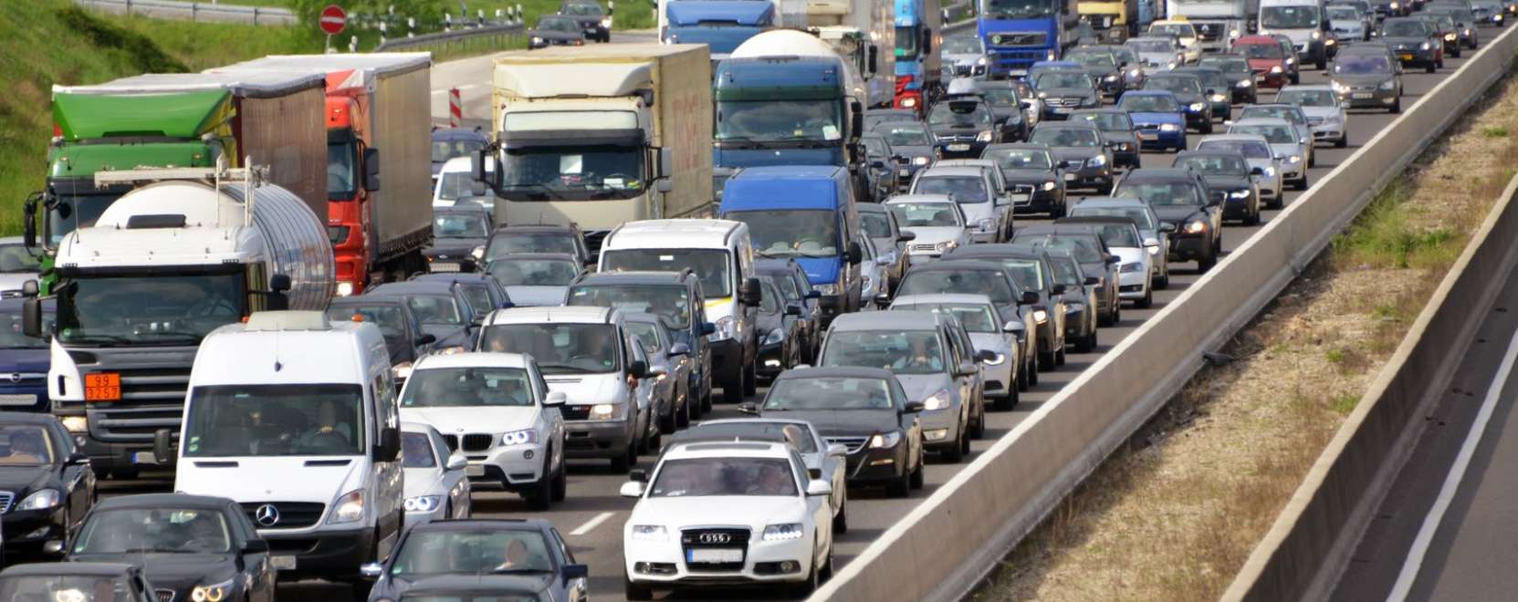 K&ouml;zleked&eacute;si dug&oacute;k az interneten