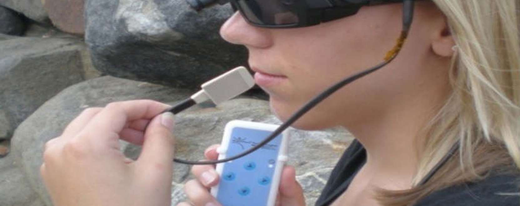 A nyelv&uuml;k seg&iacute;ts&eacute;g&eacute;vel &bdquo;l&aacute;thatnak&rdquo; a vakok