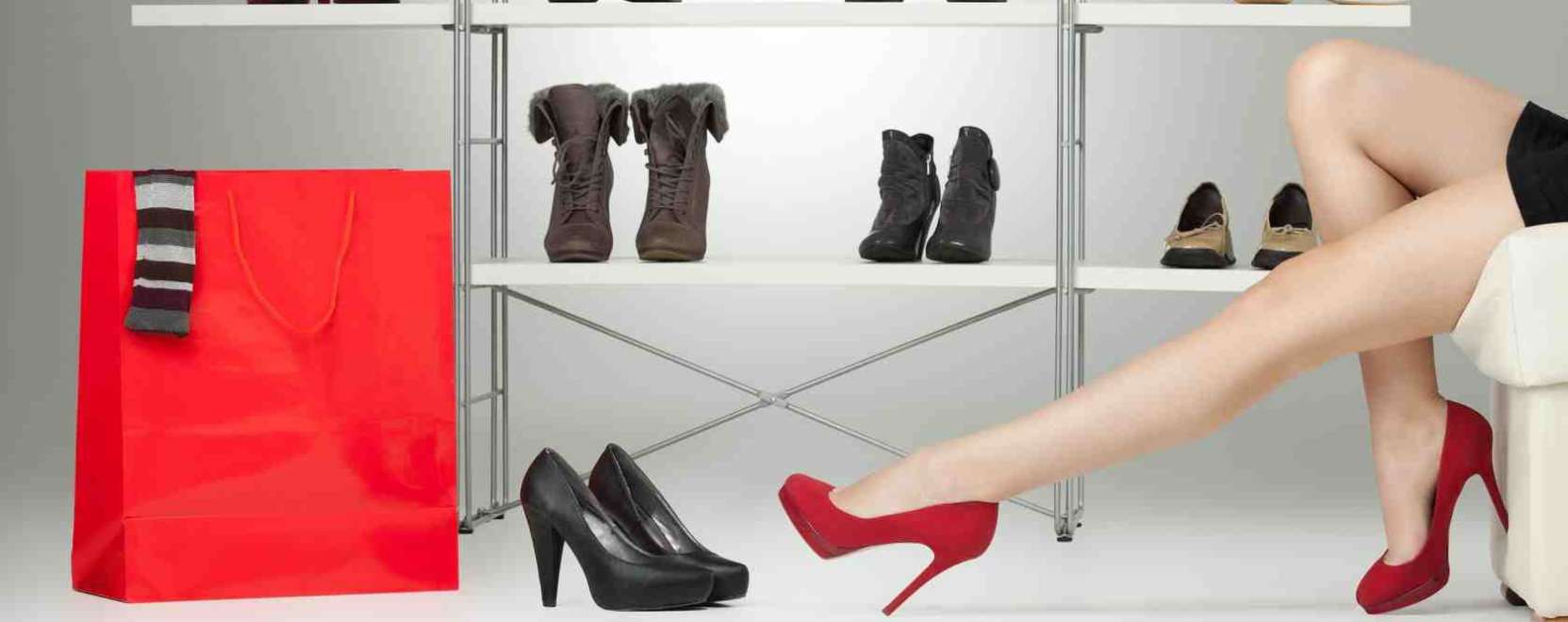 Cipőbolt, ahol cipők helyett t&aacute;blag&eacute;p v&aacute;rja a v&aacute;s&aacute;rl&oacute;kat