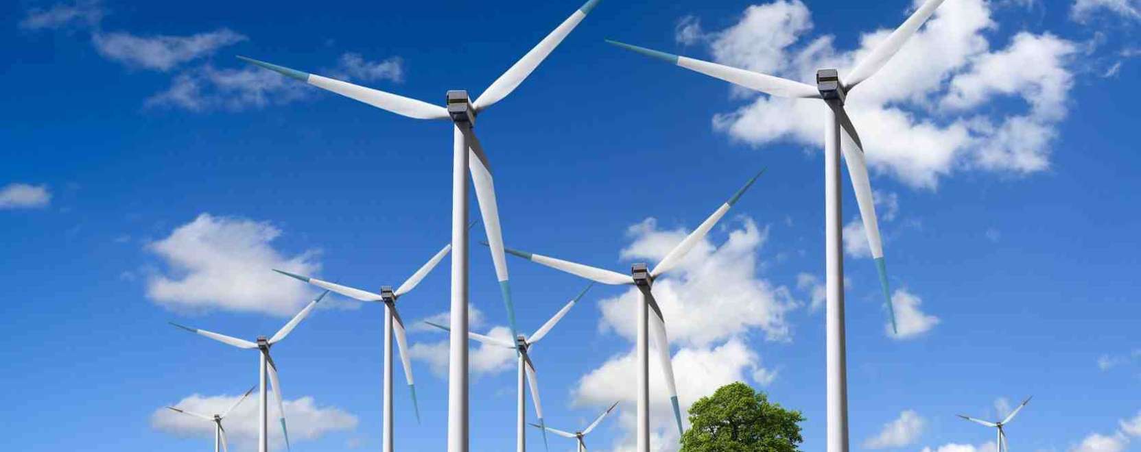 Meglepő dr&oacute;noz&aacute;s &ndash; Mi l&aacute;that&oacute; a sz&eacute;lturbina tetej&eacute;n?