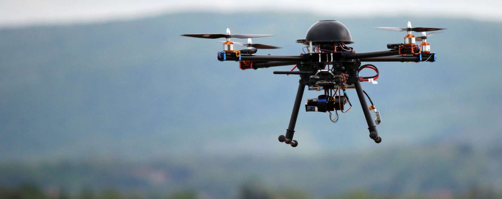 L&eacute;zerrel l&ouml;vi sz&eacute;t a dr&oacute;nokat a Boeing 