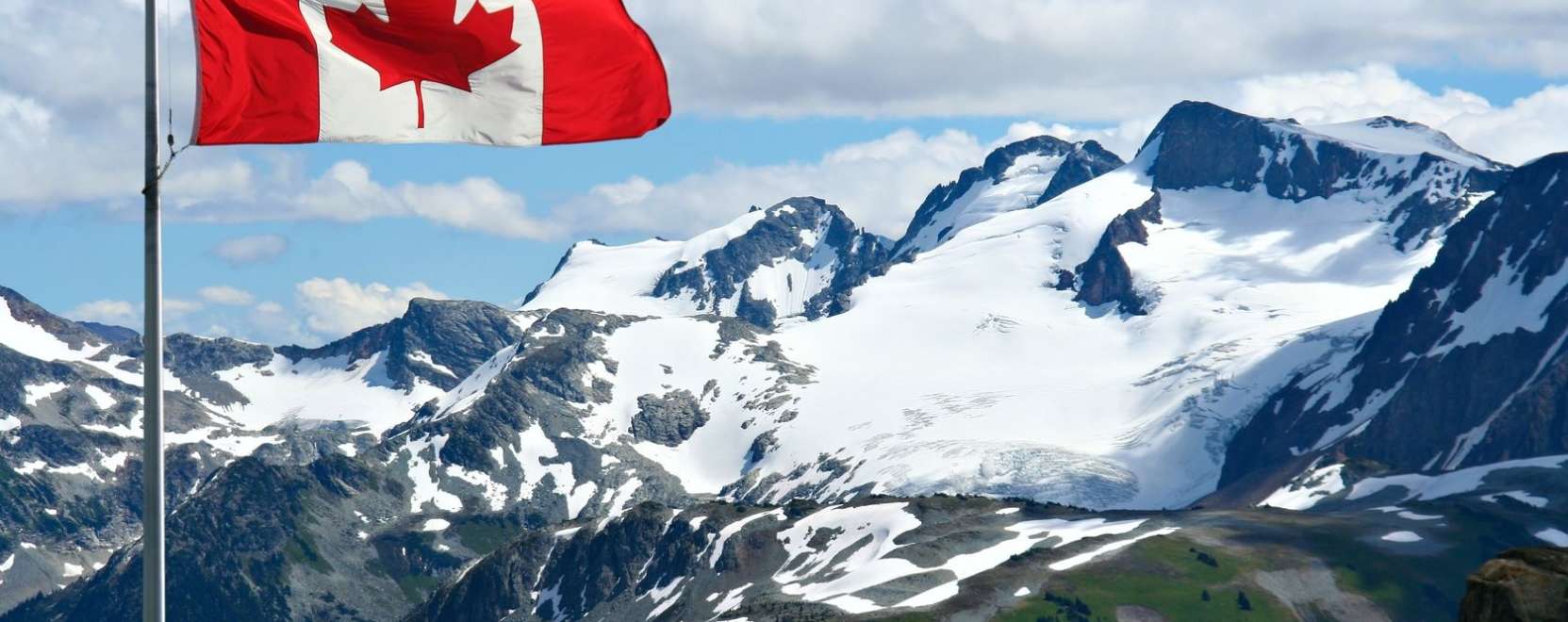 Kanad&aacute;b&oacute;l &eacute;rkezik a r&eacute;g&oacute;ta v&aacute;rt l&eacute;gdeszka