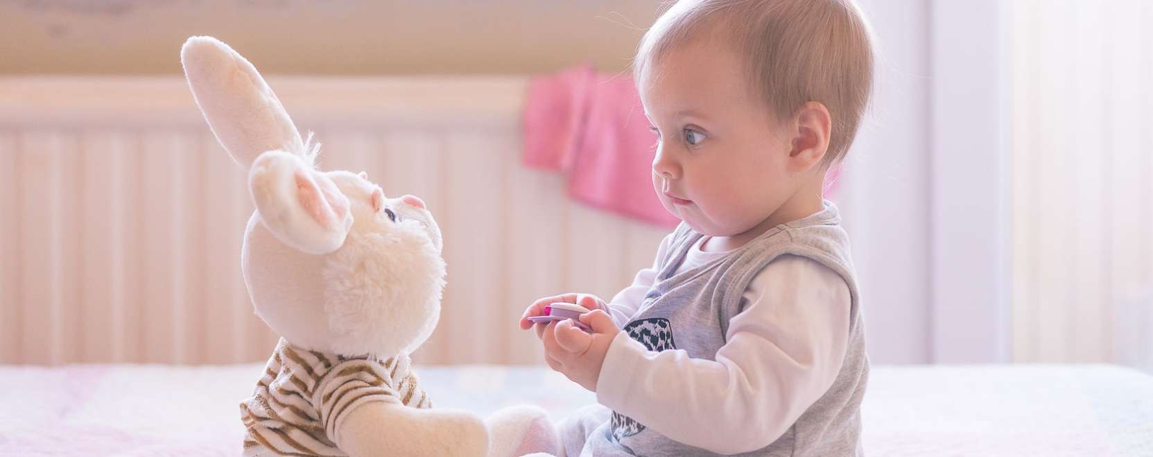 Mesemond&oacute; j&aacute;tsz&oacute;t&aacute;rs a gyerekszob&aacute;ban