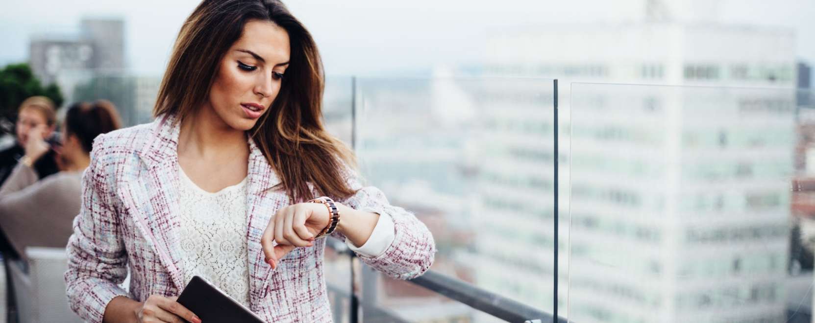 Eleg&aacute;ns okos&oacute;ra h&ouml;lgyeknek