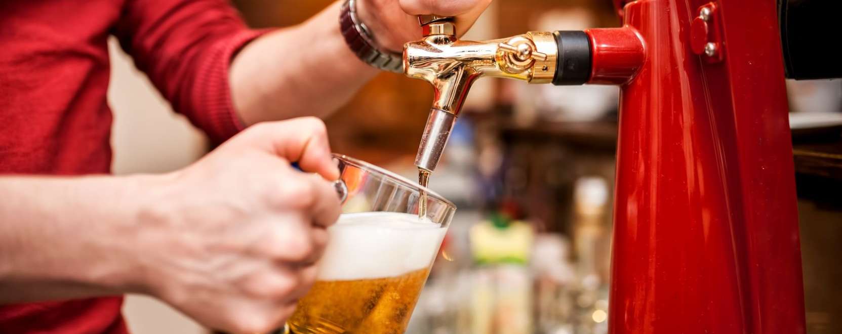 S&ouml;riv&aacute;s okosan? A technol&oacute;gia a vend&eacute;gl&aacute;t&oacute;helyekre is bek&ouml;lt&ouml;zik