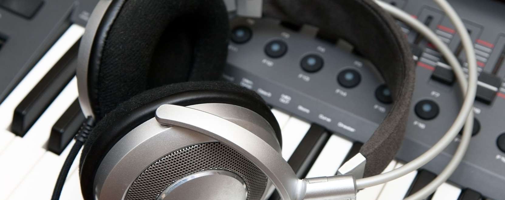 M&aacute;r okoskesztyűvel is kompon&aacute;lhat zen&eacute;t