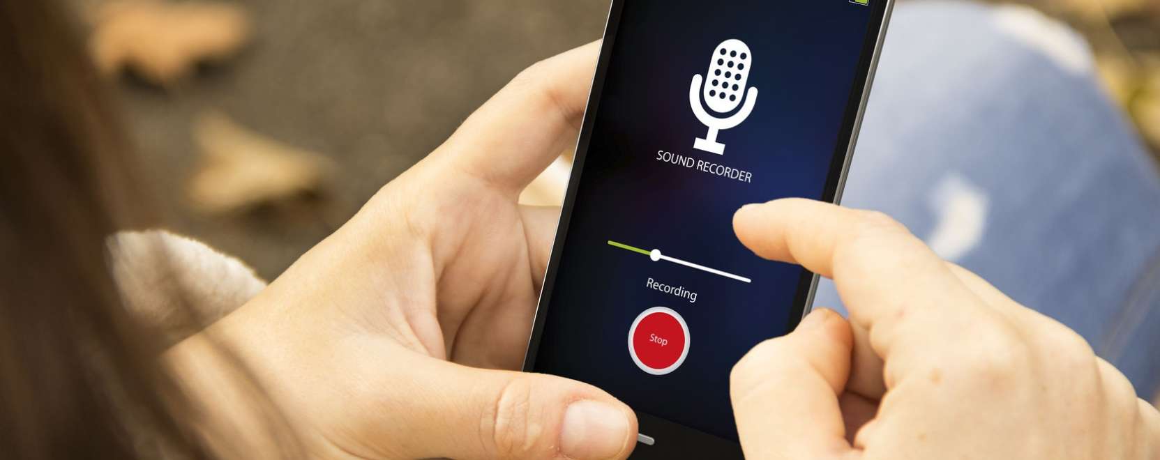 Besz&eacute;lgessen a p&oacute;l&oacute;j&aacute;val &eacute;s a cipőj&eacute;vel a telefonon kereszt&uuml;l