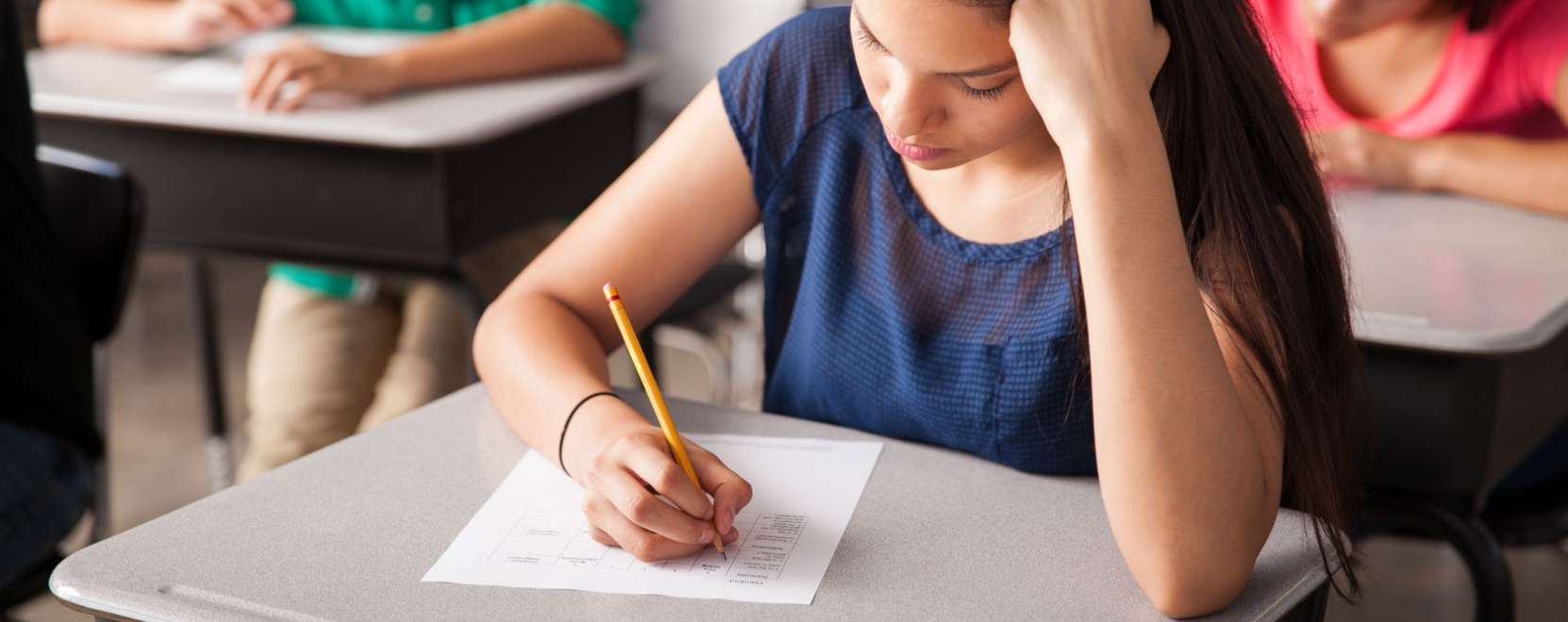 Okos&oacute;r&aacute;val &eacute;s szem&uuml;vegbe rejtett kamer&aacute;val csaltak a di&aacute;kok