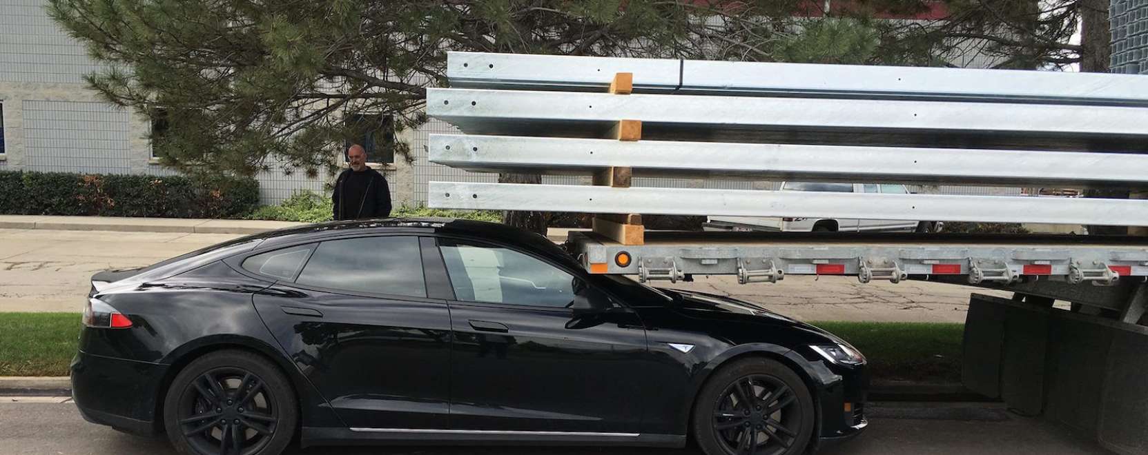 Sofőr n&eacute;lk&uuml;l koccant a Tesla