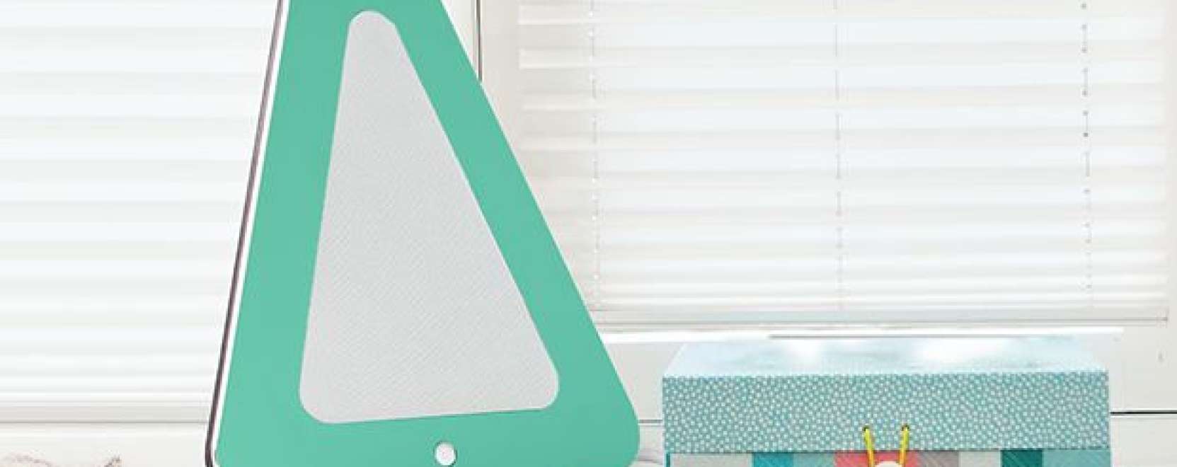 A lak&aacute;s d&iacute;sze lehet a h&aacute;romsz&ouml;g alak&uacute; hangsz&oacute;r&oacute;