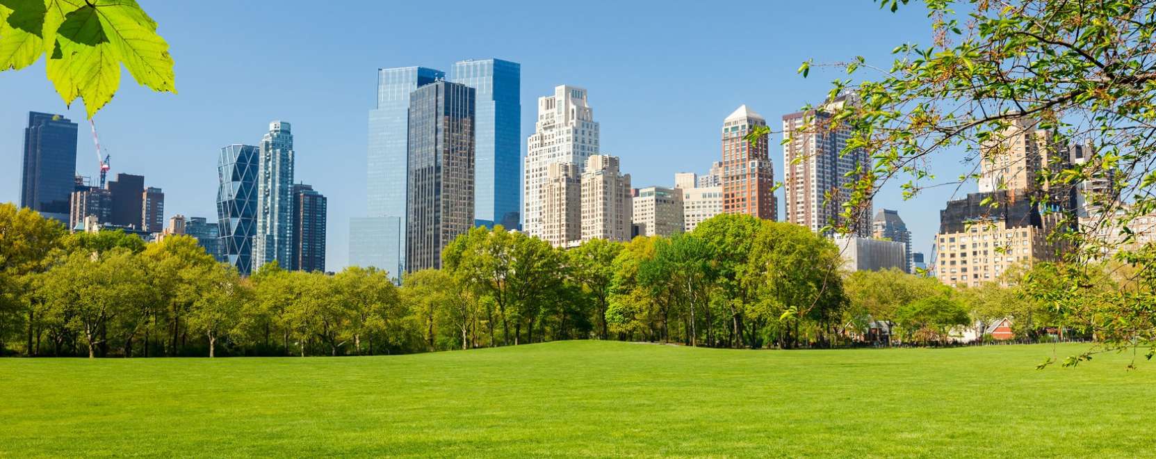 Ny&aacute;r az okosv&aacute;rosban: naptej&eacute;rz&eacute;kelők &eacute;s sz&uacute;nyogsz&aacute;ml&aacute;l&oacute; szenzorok