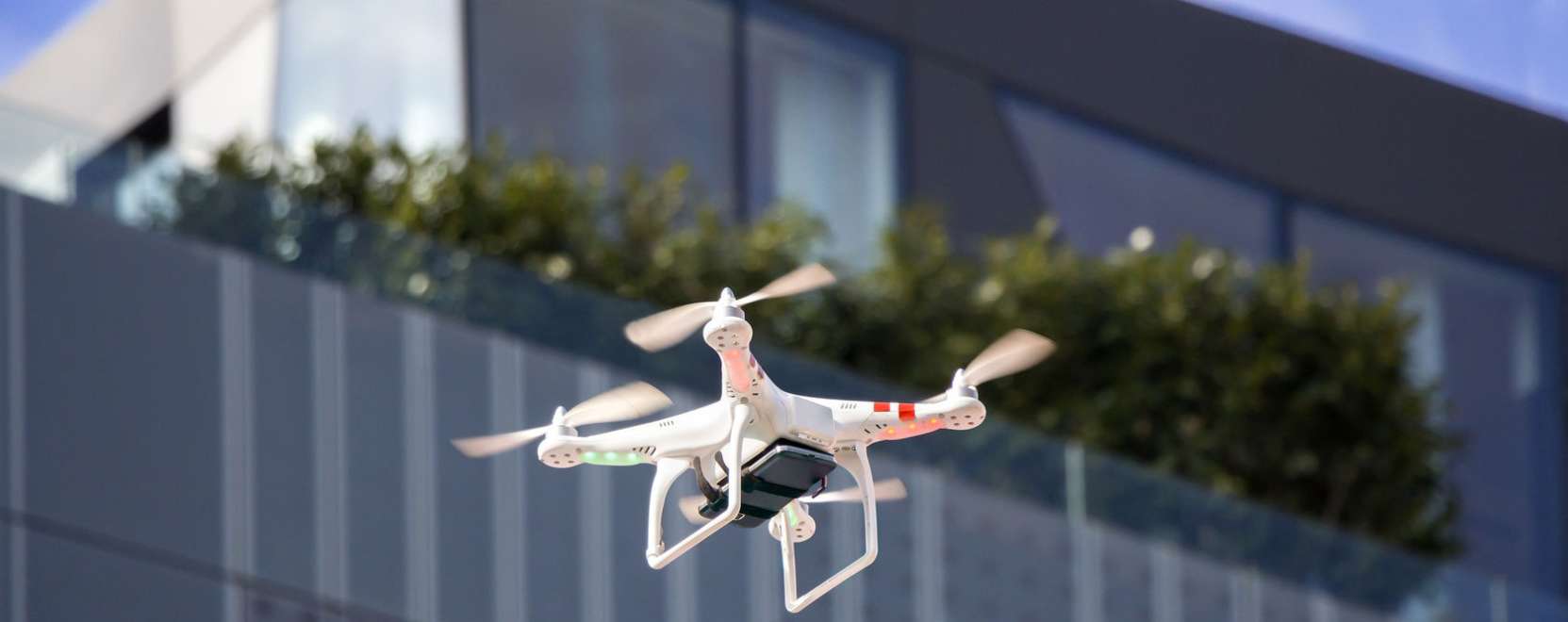 Dr&oacute;nok: hogyan n&ouml;velhető a biztons&aacute;g a levegőben &eacute;s a f&ouml;ld&ouml;n is?