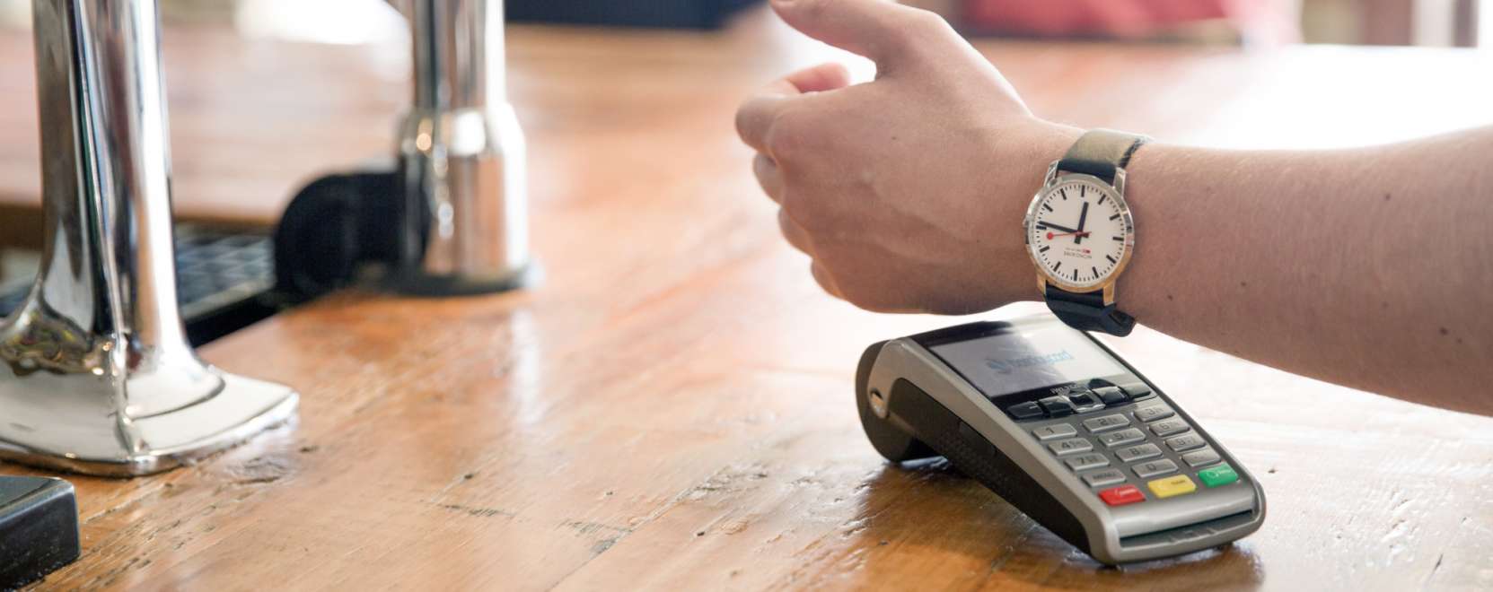 NFC-fizet&eacute;s kar&oacute;r&aacute;val