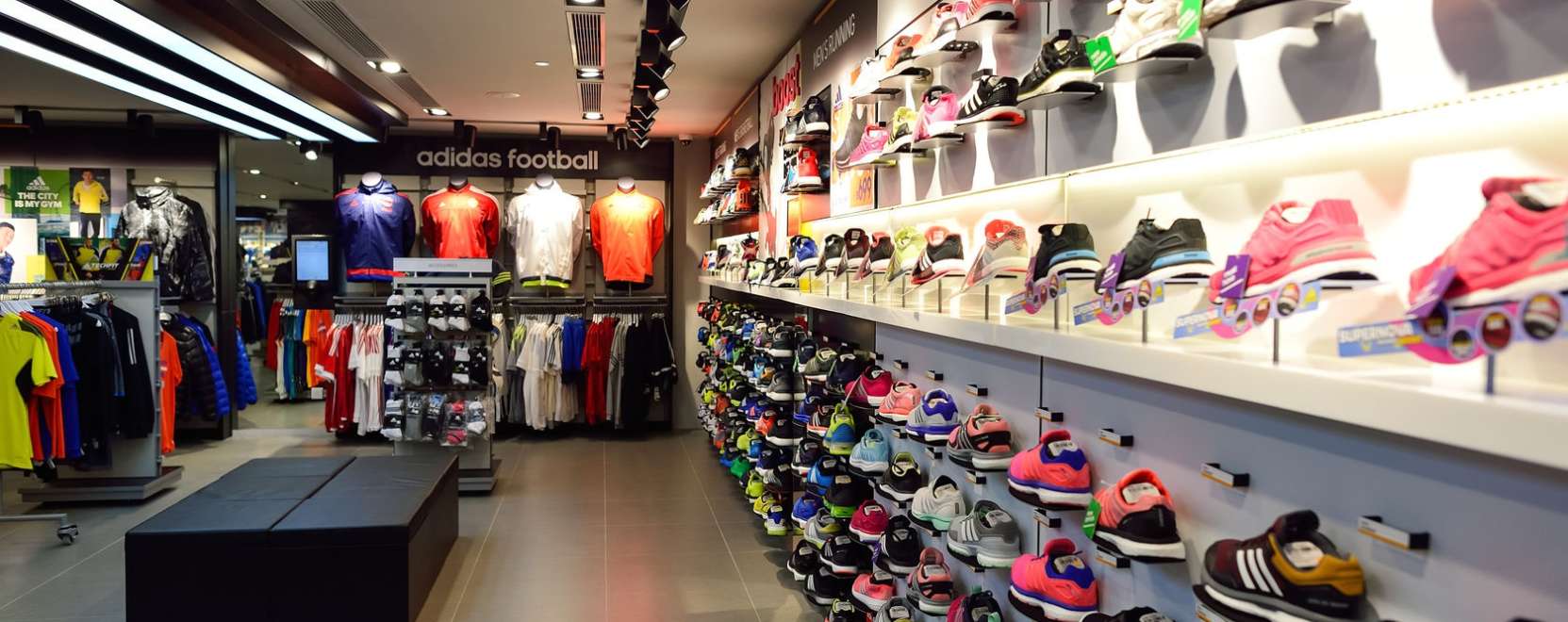 Divattrend: robotok gy&aacute;rthatj&aacute;k a j&ouml;vő edzőcipőit