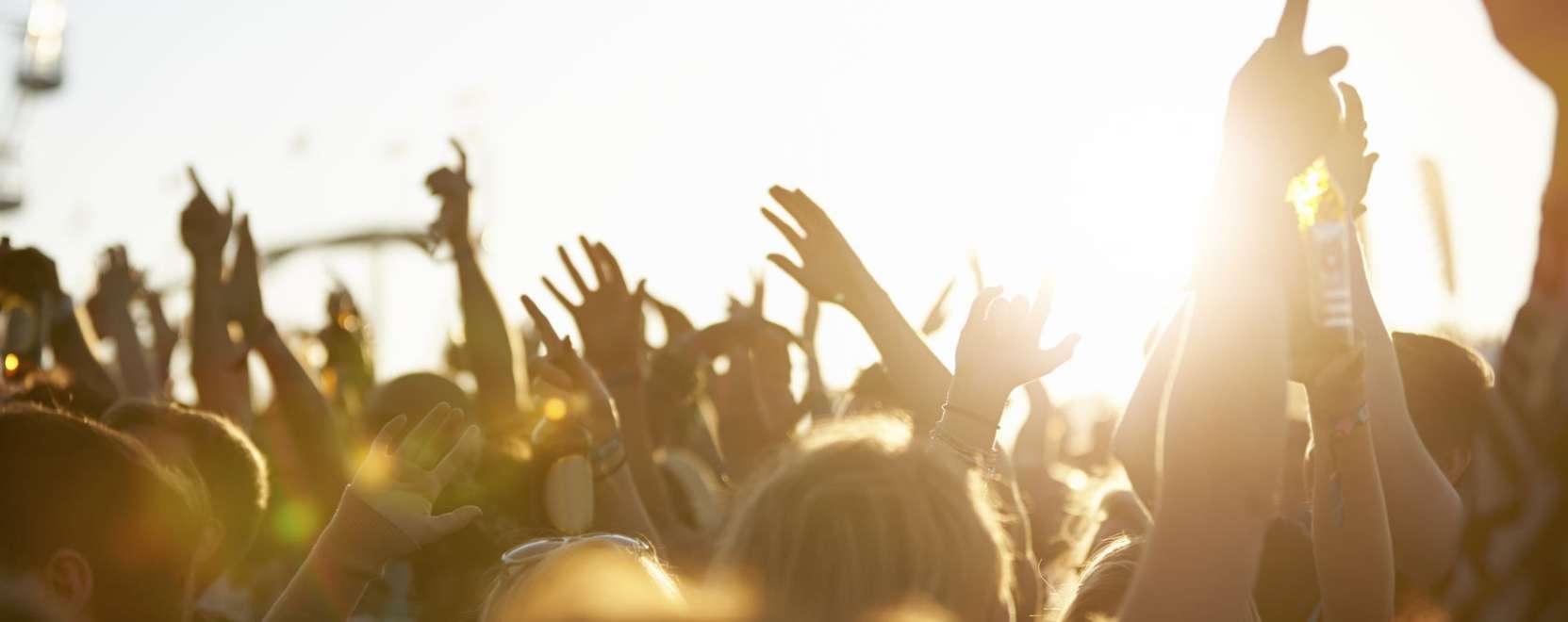 A fesztiv&aacute;lokon is n&eacute;pszerű a mobiltelefonos bel&eacute;p&eacute;s