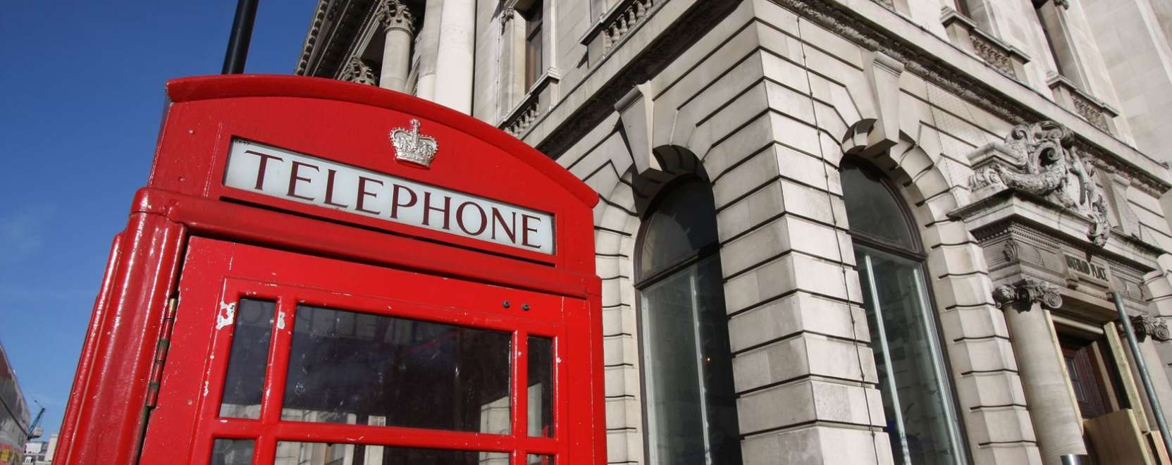 &Uacute;j &eacute;letre kelnek a piros telefonf&uuml;lk&eacute;k