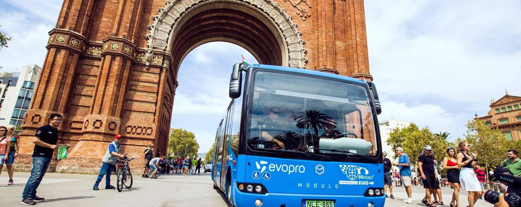 Haza&eacute;rt a vil&aacute;g k&ouml;r&uuml;li &uacute;tr&oacute;l a magyar e-busz