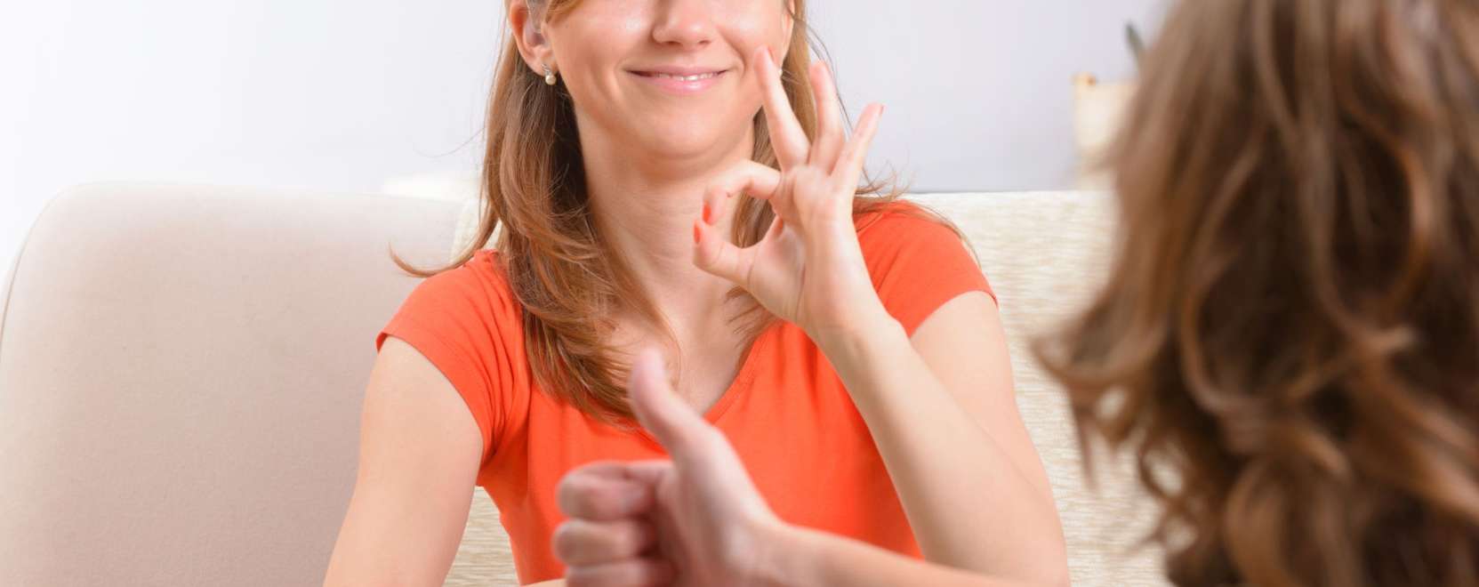 &Iacute;me, az okoskesztyű, amely jelnyelvi tolm&aacute;csol&aacute;sra is k&eacute;pes