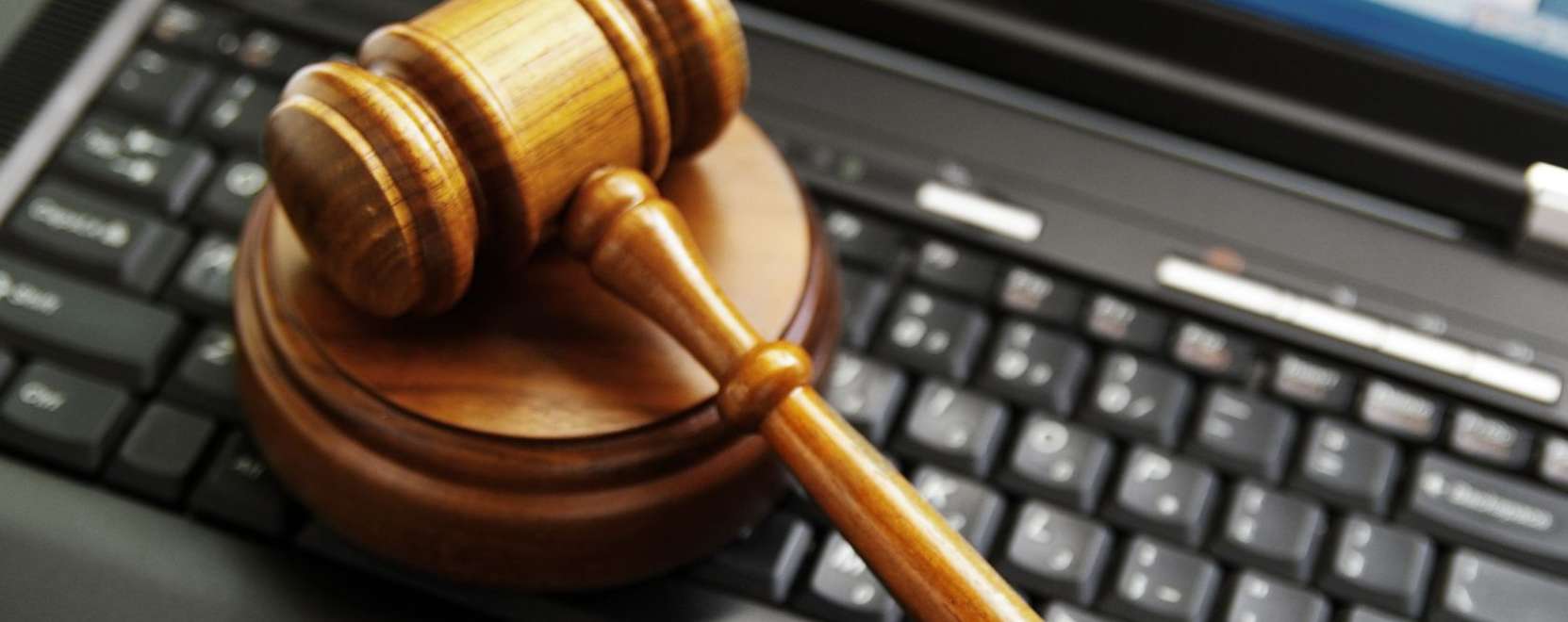 Kiberkock&aacute;zat: szab&aacute;lyoz&oacute;i felelőss&eacute;g a Dolgok Internet&eacute;ben