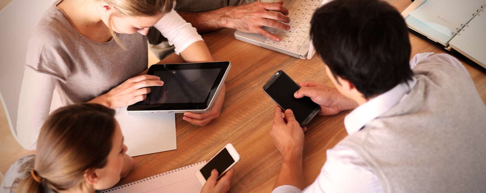 Majdnem a bolyg&oacute; fele internetezik