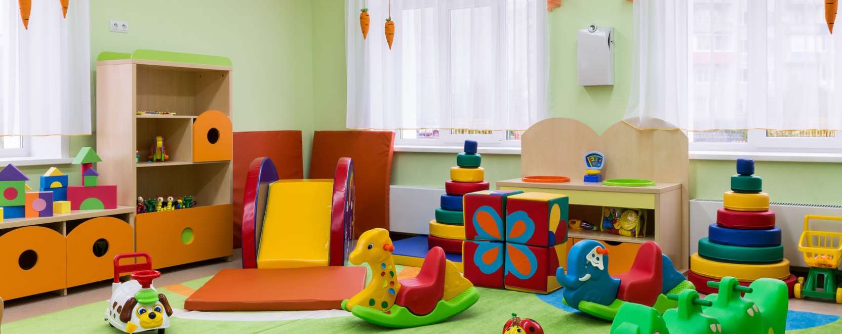 Kock&aacute;zatos okosj&aacute;t&eacute;kok a fa alatt