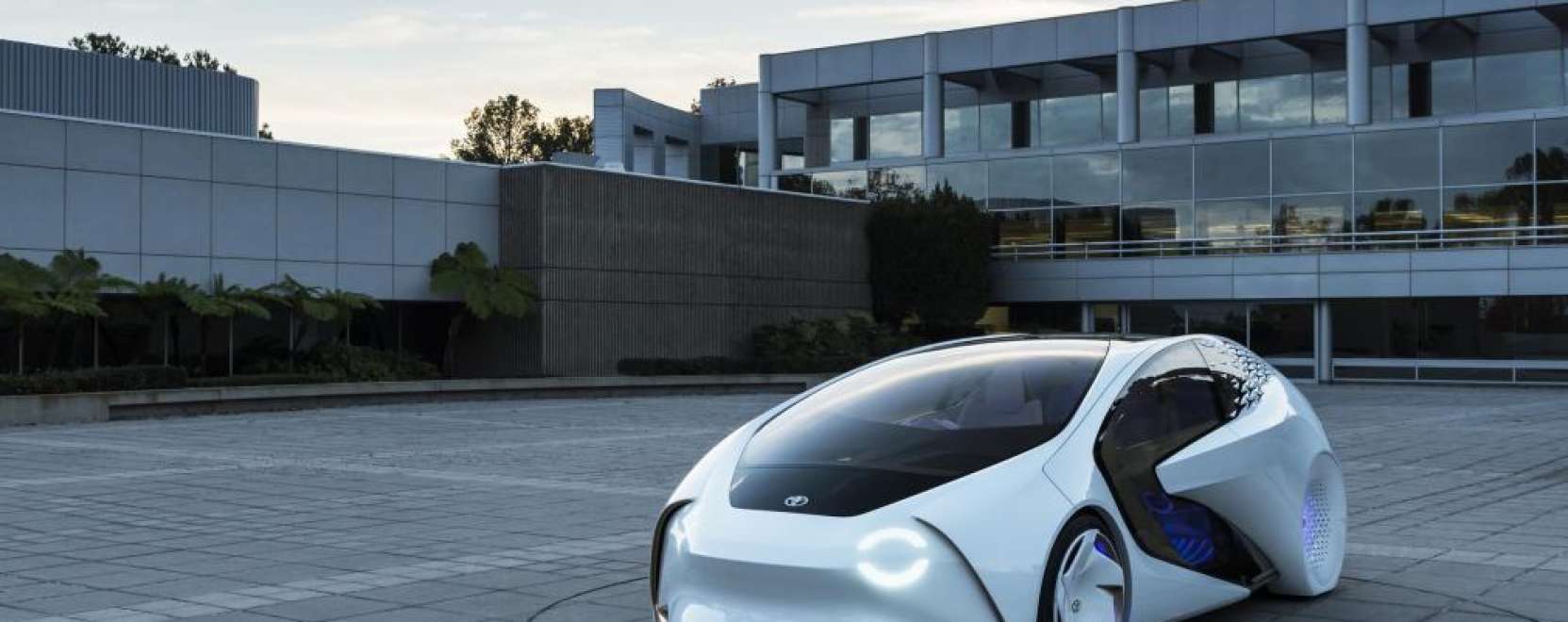 Űrhaj&oacute;ra hajaz&oacute; aut&oacute;val rukkolt elő a Toyota