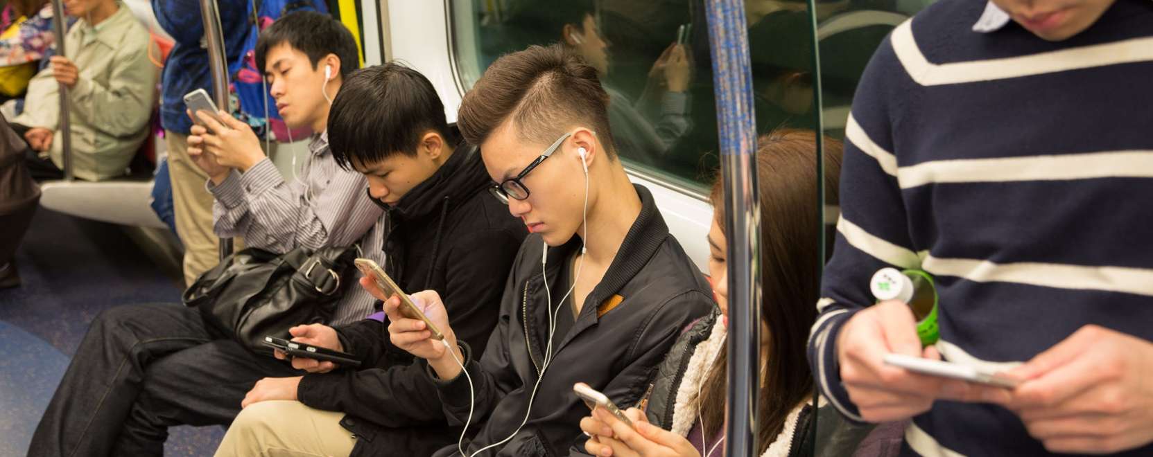 K&iacute;n&aacute;ban m&aacute;r a lakoss&aacute;g fele telefonr&oacute;l internetezik