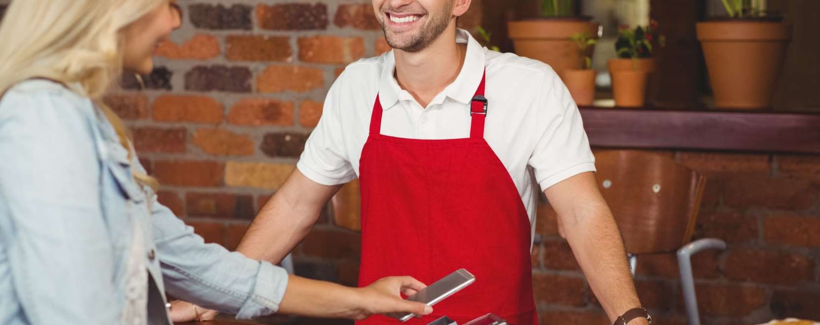 A boltban is szeretnek mobillal fizetni a britek