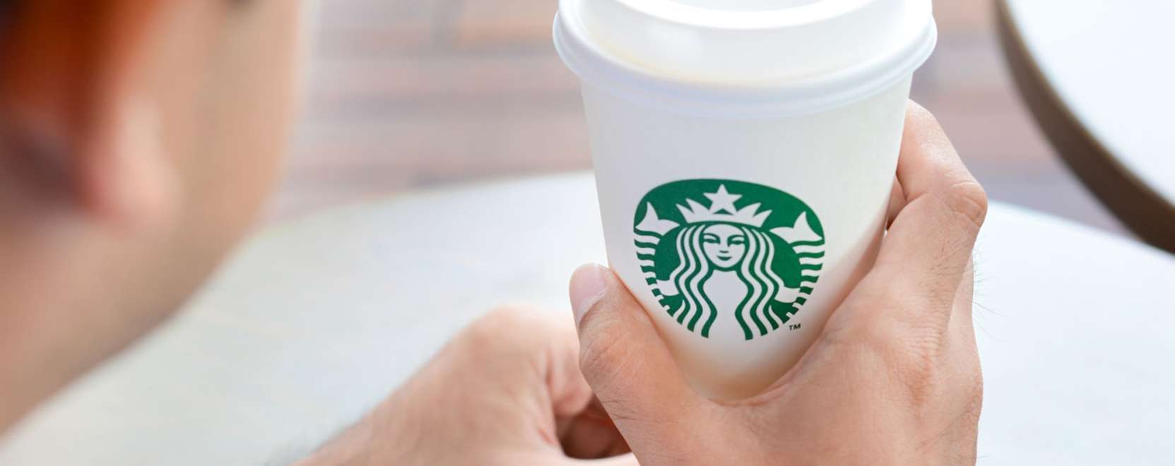 Hangvez&eacute;relt k&aacute;v&eacute;rendel&eacute;s a Starbucks-n&aacute;l