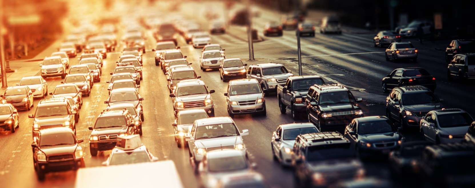 Okosaut&oacute;k: &uacute;t az &ouml;nvezet&eacute;s fel&eacute;