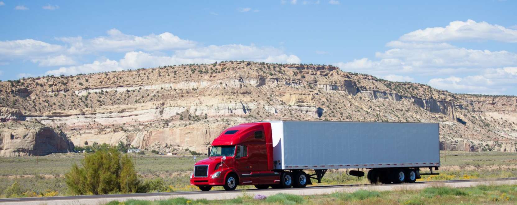 Sivatagban tanulnak vezetni a kamionok