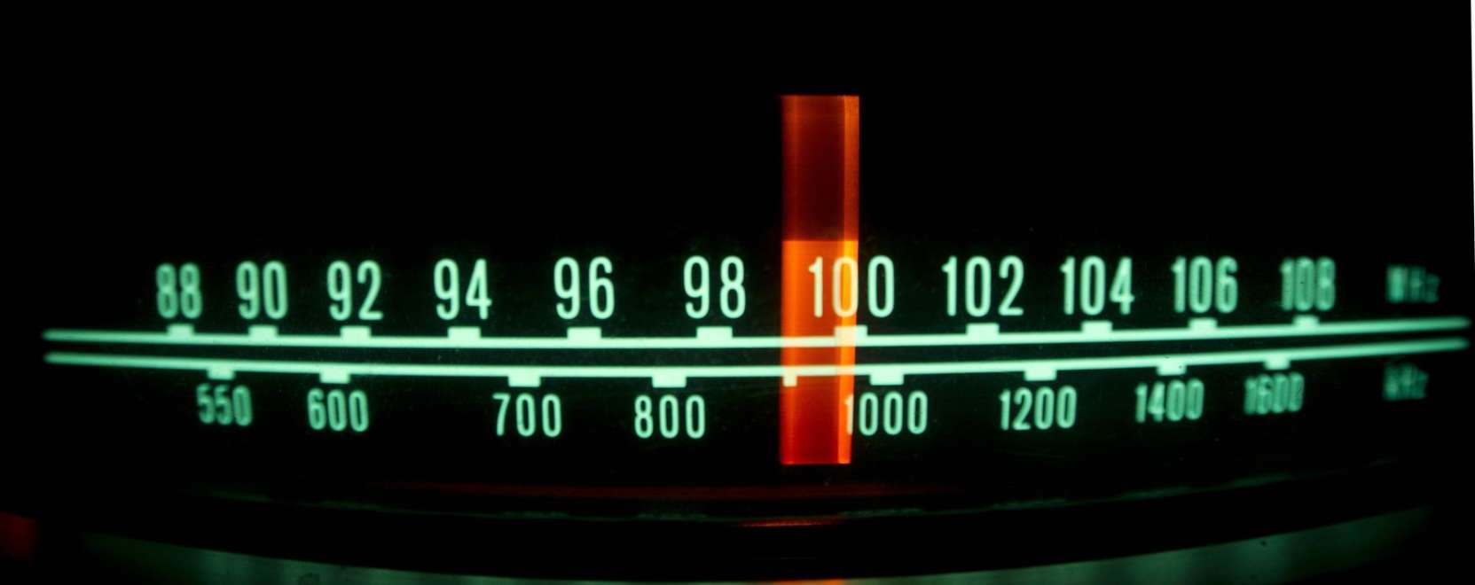 R&aacute;di&oacute;jelekkel &uuml;zenhetnek a plak&aacute;tok