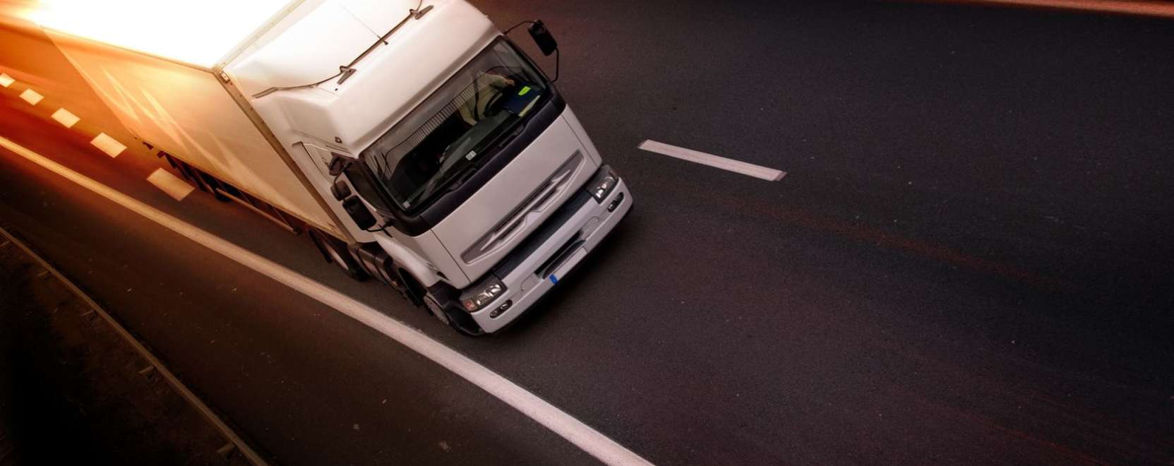 &Ouml;nj&aacute;r&oacute; kamionok: hol tart a tehersz&aacute;ll&iacute;t&aacute;s fejleszt&eacute;se?