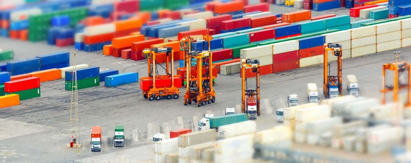 &Ouml;nvezető j&aacute;rműveket teszteln&eacute;nek a b&eacute;csi kik&ouml;tőben