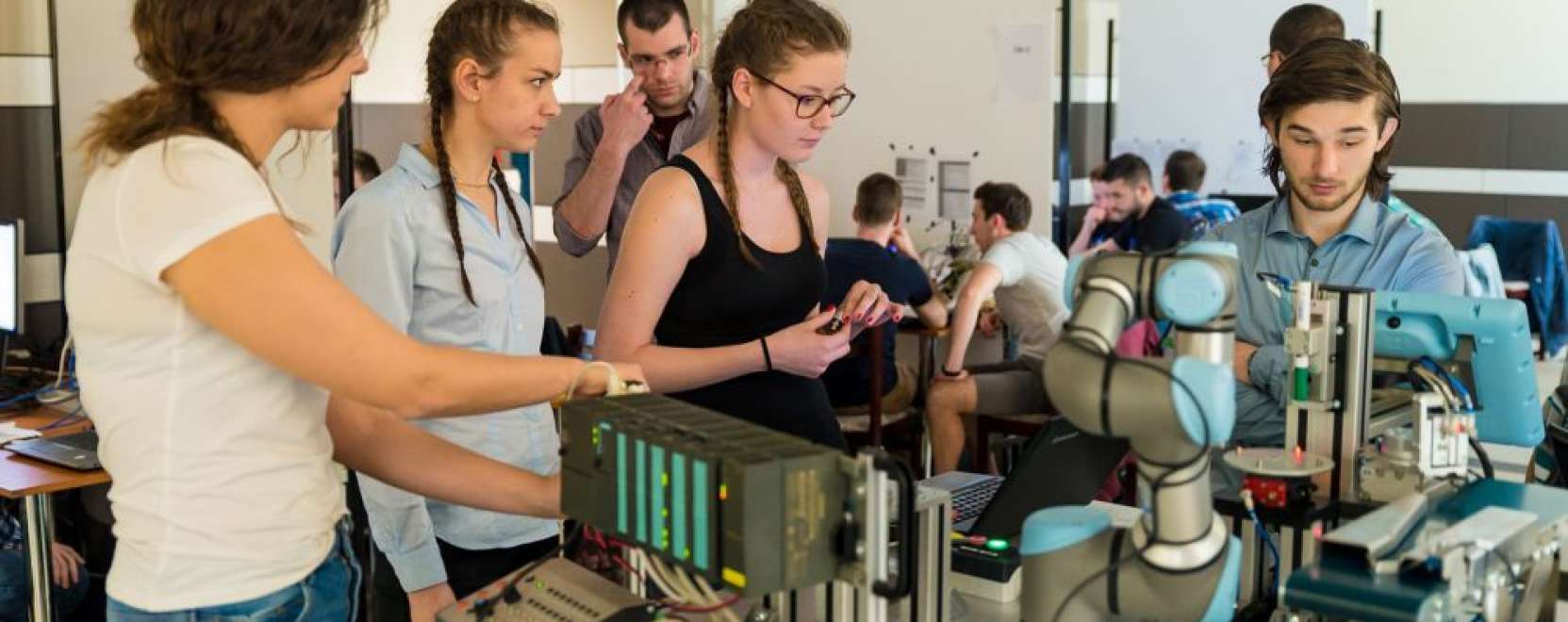 Robotokon m&eacute;rt&eacute;k &ouml;ssze tud&aacute;sukat a m&eacute;rn&ouml;khallgat&oacute;k