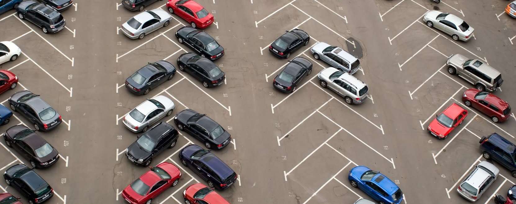 Robot seg&iacute;t parkolni a rep&uuml;lőt&eacute;ren