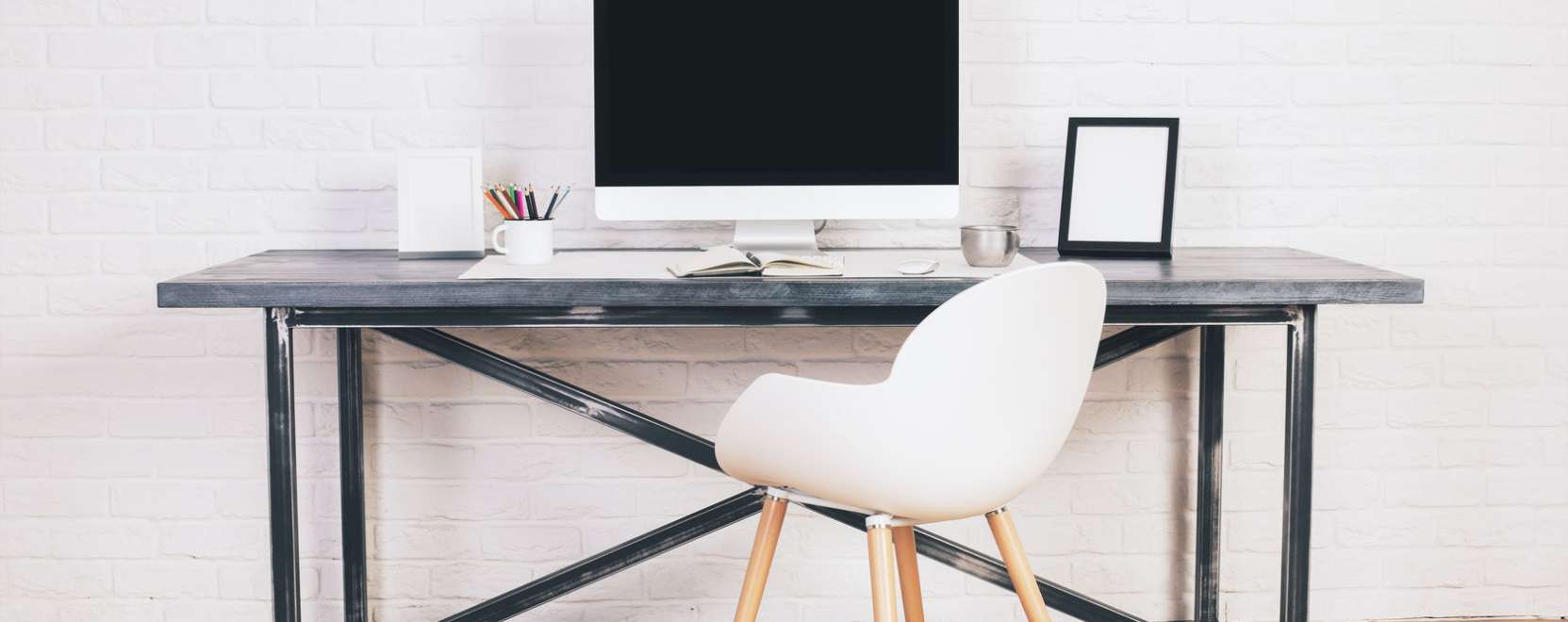 Szem&eacute;lyre szabott &iacute;r&oacute;asztalok az irod&aacute;ban