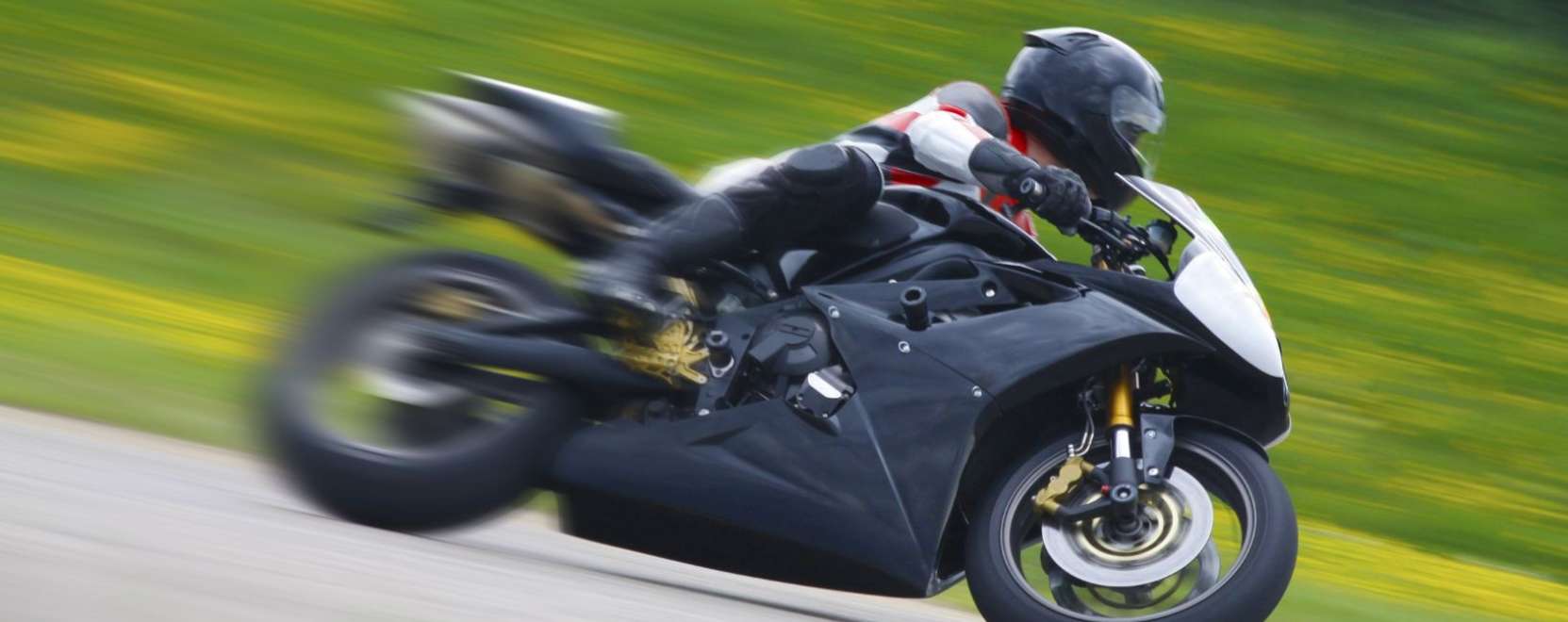 Digit&aacute;lis pajzs a motorosoknak