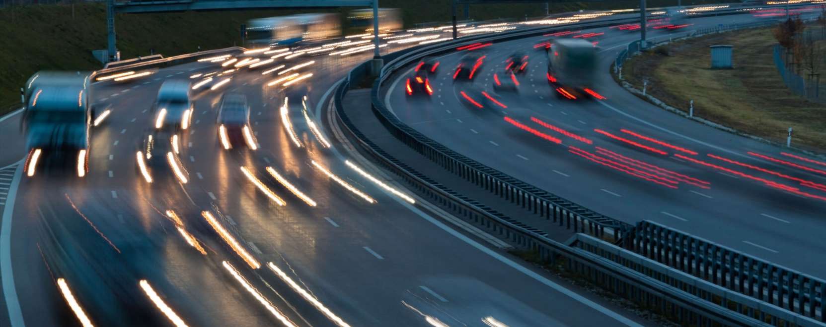 Min&eacute;l t&ouml;bben vannak, ann&aacute;l hat&eacute;konyabban besz&eacute;lgetnek az aut&oacute;k