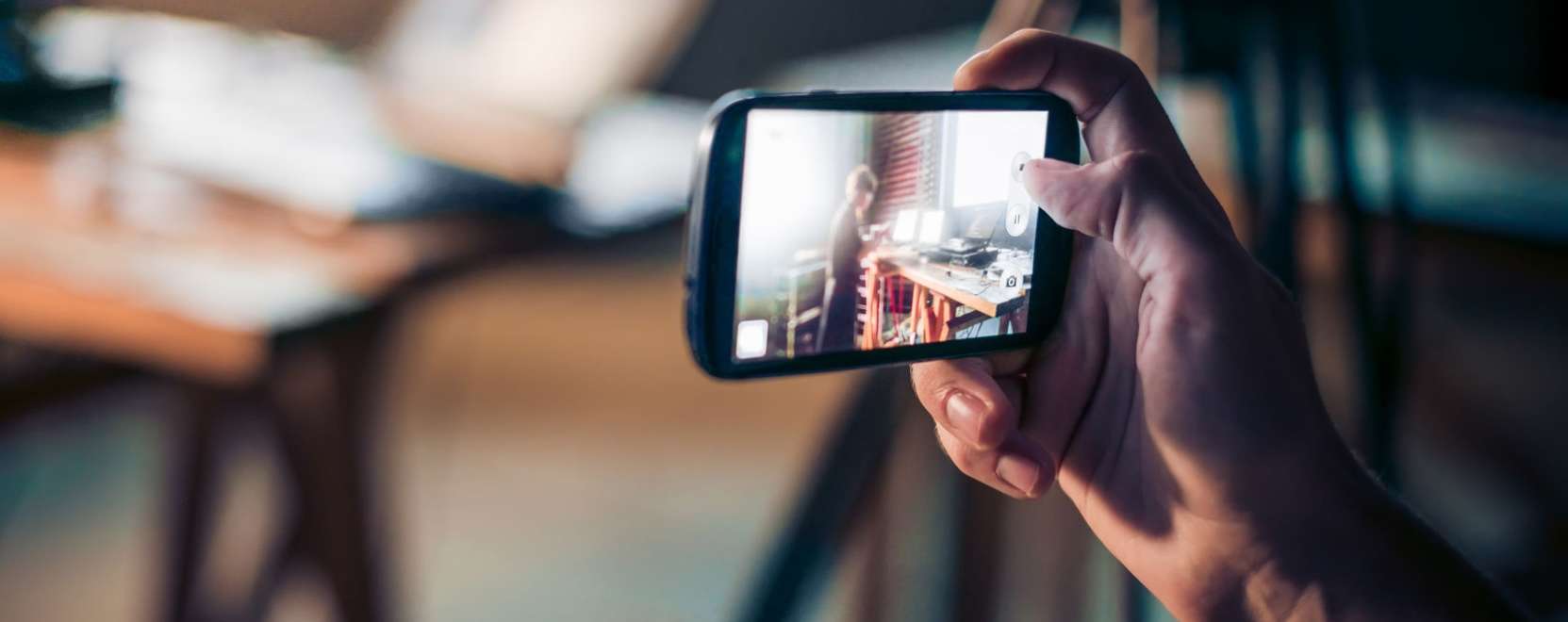 Okostelefon seg&iacute;ti a l&aacute;t&aacute;ss&eacute;r&uuml;ltek t&aacute;j&eacute;koz&oacute;d&aacute;s&aacute;t