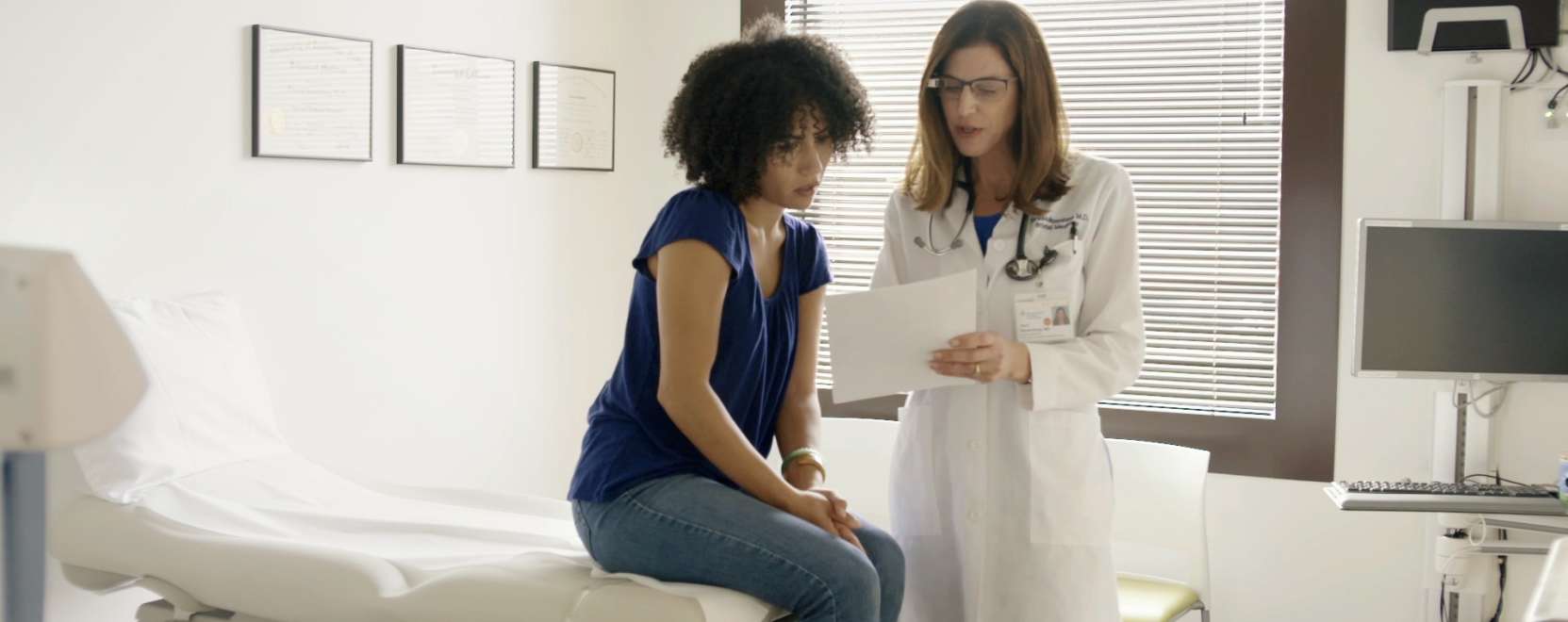 Okosszem&uuml;veg a fut&oacute;szalag mellett &eacute;s a rendelőben