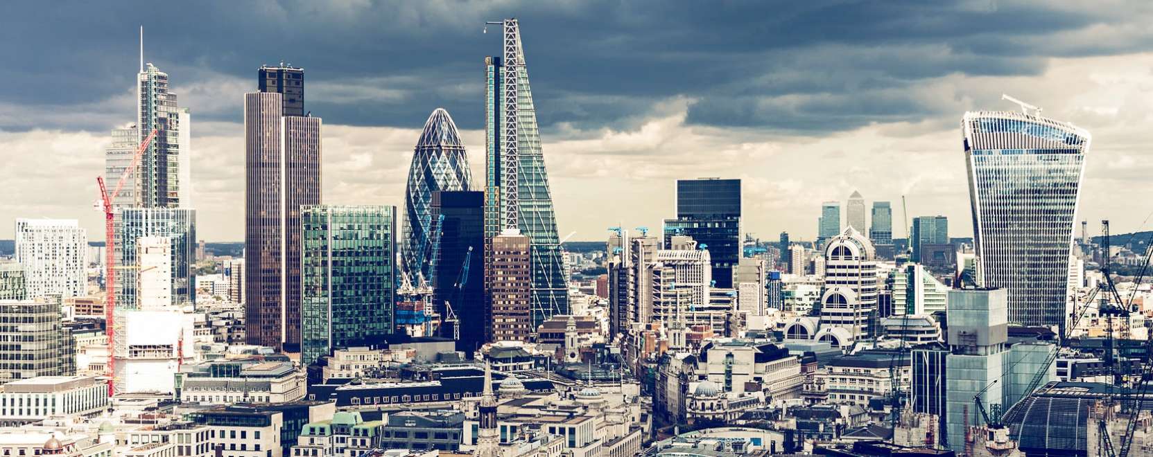 London &eacute;s Szingap&uacute;r az okosv&aacute;rosok &eacute;lmezőny&eacute;ben