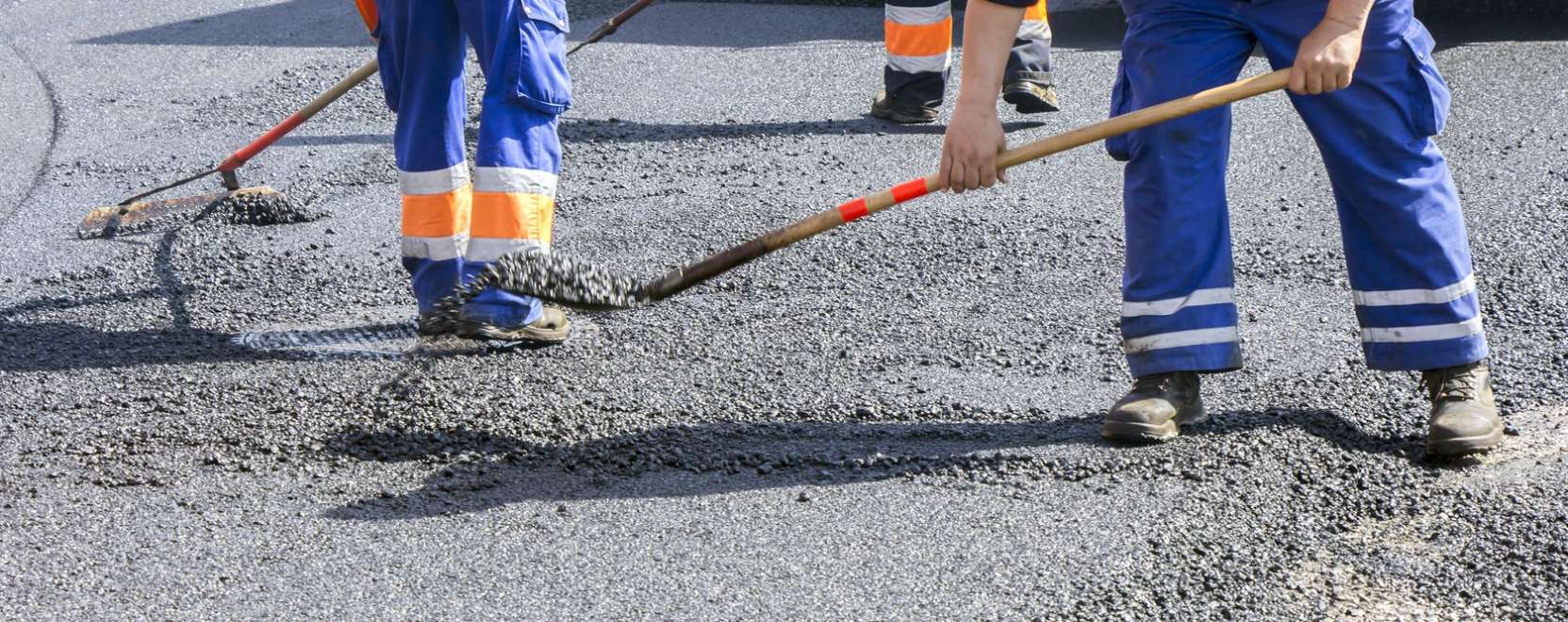 &Ouml;nvezető teheraut&oacute; vigy&aacute;z az &uacute;t&eacute;p&iacute;tőkre