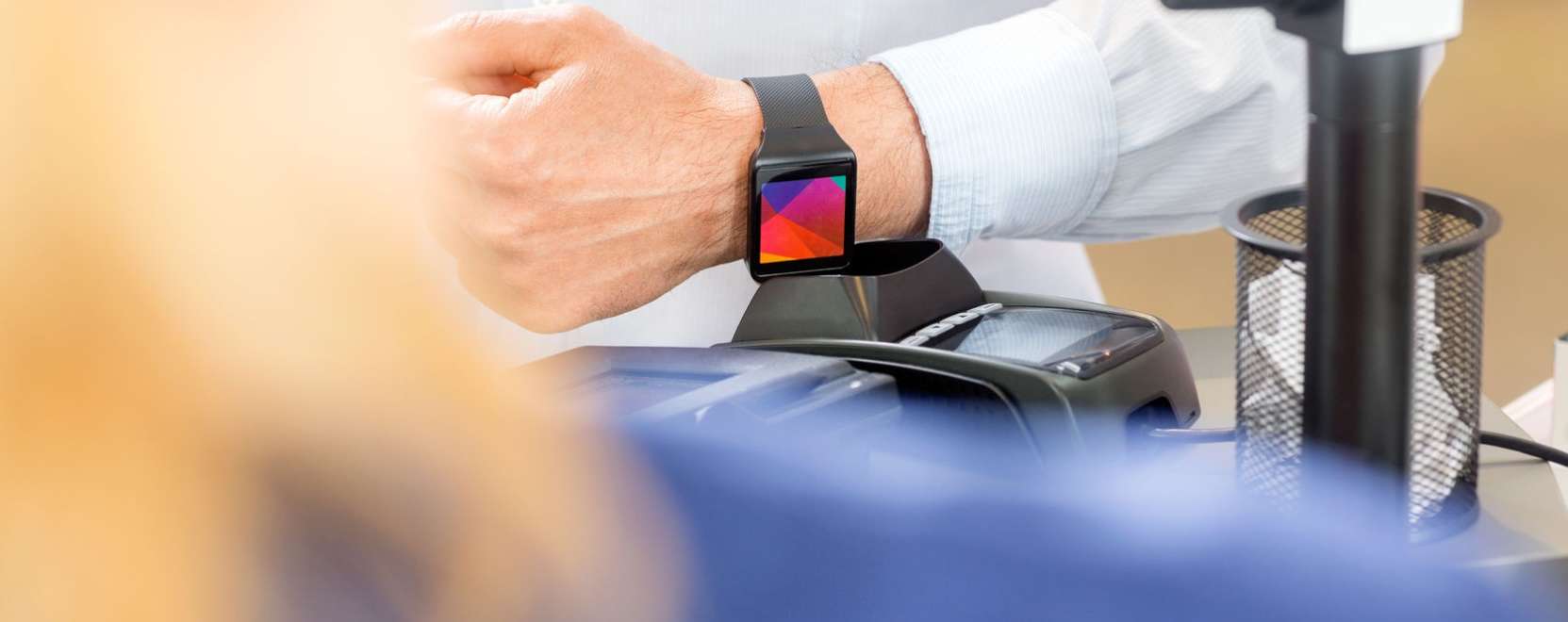 Bankk&aacute;rty&aacute;s fizet&eacute;s a Fitbit okos&oacute;r&aacute;ival