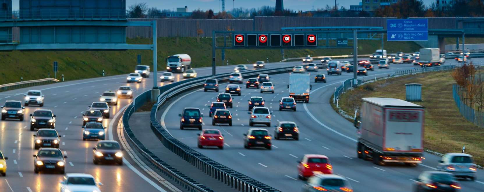 Hackert&aacute;mad&aacute;st&oacute;l f&eacute;lnek az aut&oacute;sok