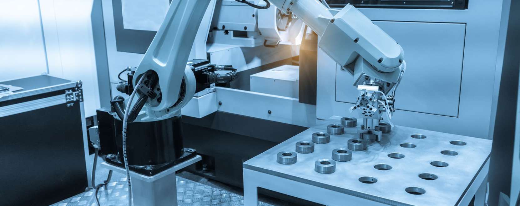 Szenzorok &eacute;s okosg&eacute;pek a gy&aacute;rakban