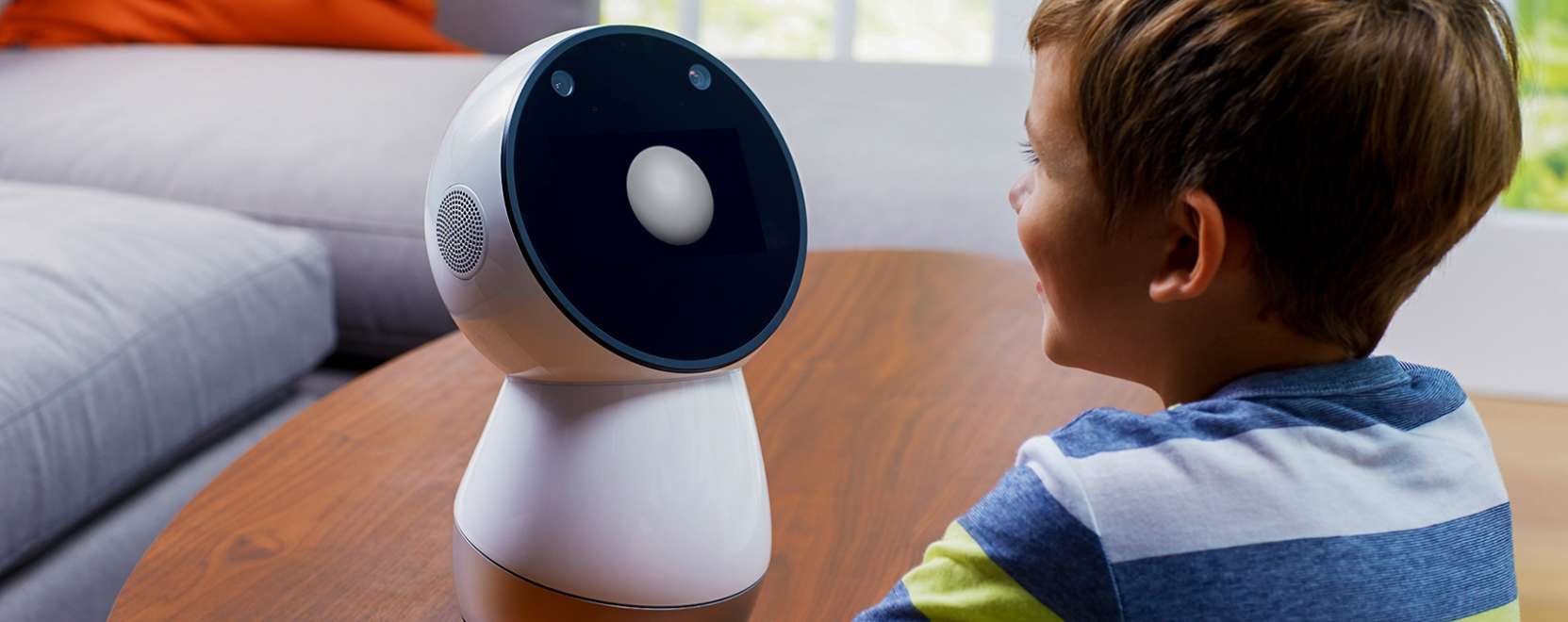Meg&eacute;rkezett Jibo, a csal&aacute;di robot