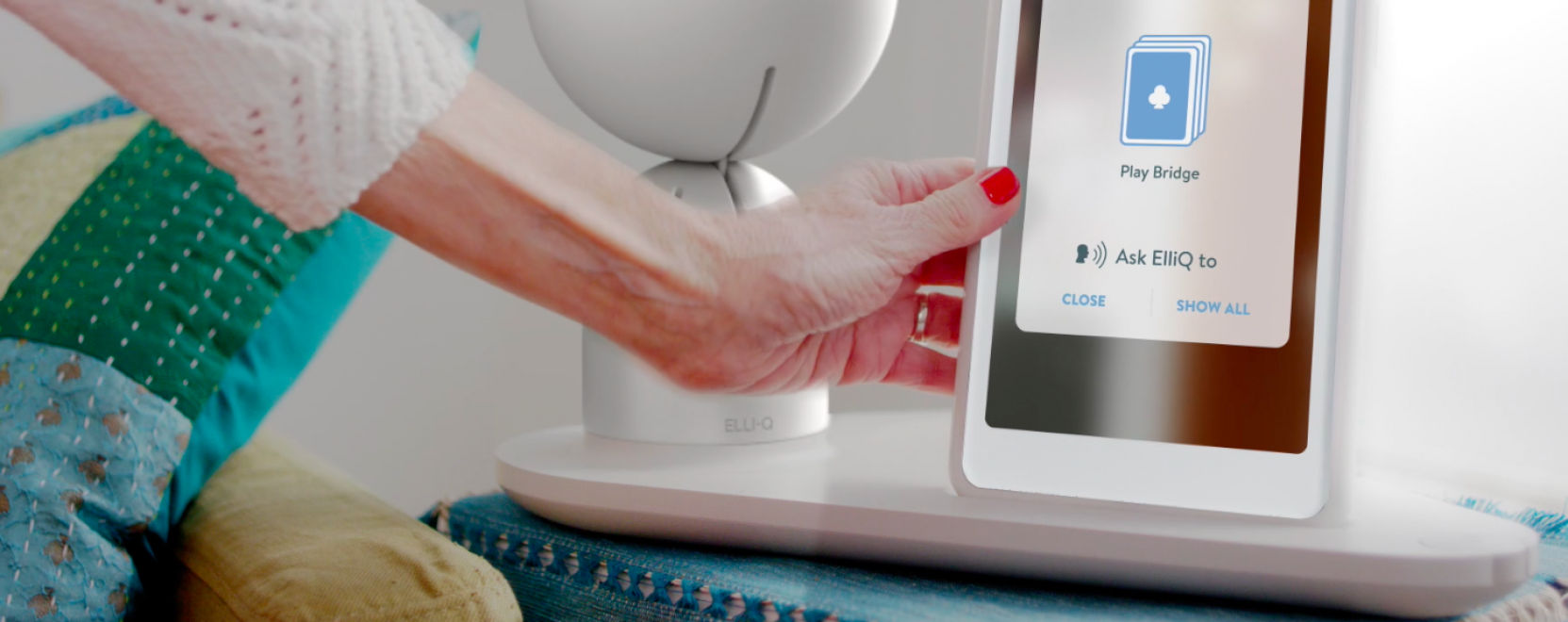 Időseket seg&iacute;tő robot lett az &eacute;v innov&aacute;ci&oacute;ja